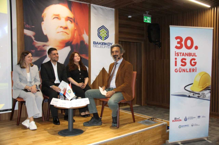 "30. İstanbul İSG Günleri" etkinliğinde, fonda büyük bir Atatürk portresi ve Bakırköy Belediyesi logosu önünde, sahnedeki sandalyelerde yan yana oturarak iki kadın ve bir erkek ile panelde konuşma yapan panelist.