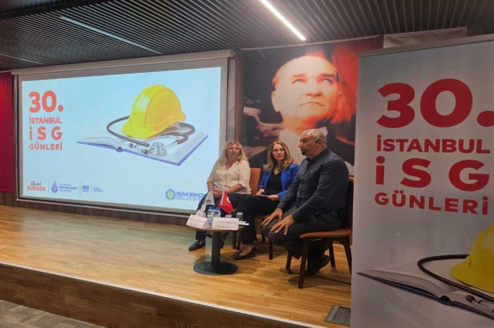 "30. İstanbul İSG Günleri" etkinliği kapsamında, sahnede panel gerçekleştiren üç konuşmacı. Arka planda Mustafa Kemal Atatürk'ün portresi ve İSG logosu yer alıyor.
